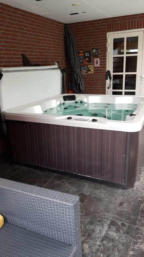 Het Gildehuis Met Sauna En Jacuzzi Stevensweert Exteriör bild