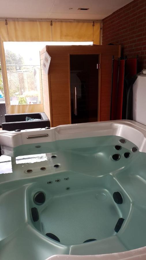 Het Gildehuis Met Sauna En Jacuzzi Stevensweert Exteriör bild