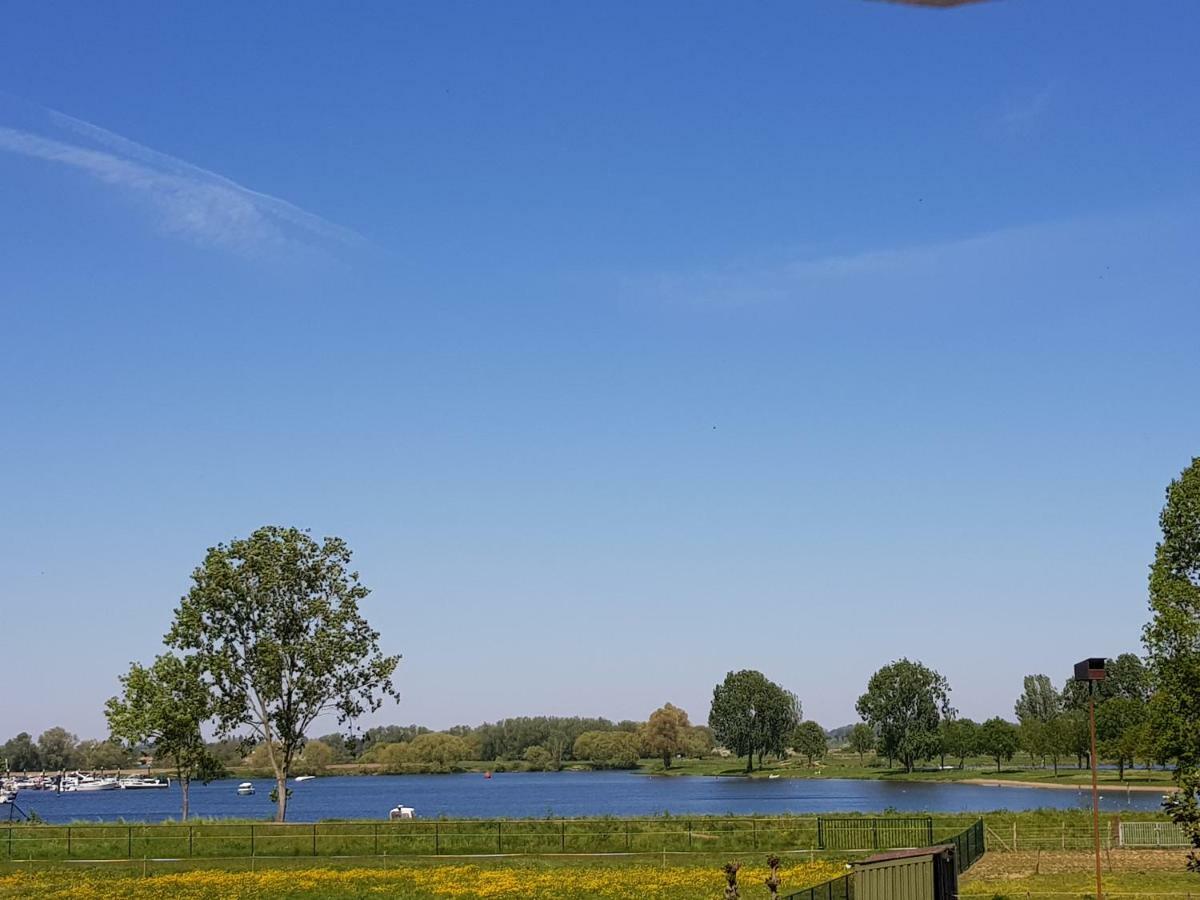 Het Gildehuis Met Sauna En Jacuzzi Stevensweert Exteriör bild